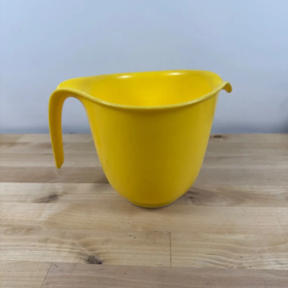 Vintage Rubbermaid 2661 Yellow Batter Mixing Bowl 1.4L Pour Spout Handle Retro